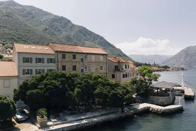 Super chic Venetian Palazzo, swimming pool, water front ponta on sea