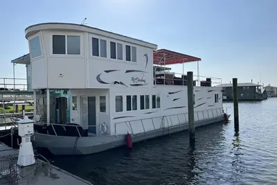 Image de Reel Therapy 3 bedroom houseboat