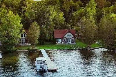Image de Beautiful 2-Bedroom 2-Bathroom Lakefront Cottage With Spectacular Views