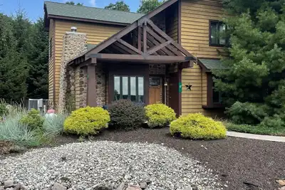 Image de Rock's Ridge: Summer at the Lake, Winter on the Slopes, HotTub, Linens Included!