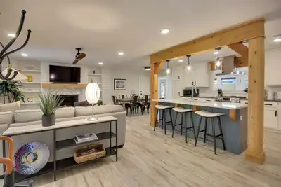 Image de Sunny & Chic Retreat w/ Spacious Yard & Patio!
