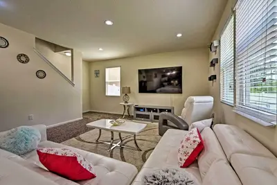 Image de Jax Home w/ Yard - 10 Mi to Adventure Landing!