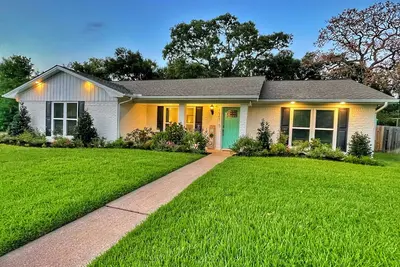 Image de King Bed, 85 inch Tv, 4Bd, Close to Campus, Perfect for Families
