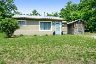 Private dog-friendly hideaway w/ Free WiFi & firepit - close to Crystal Mountain