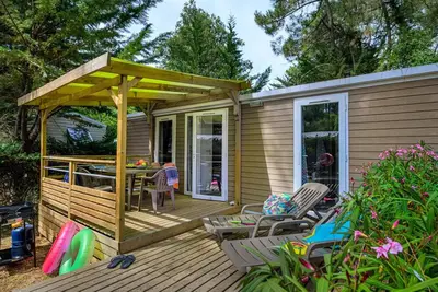 Image de Mobil-home Premium+ 2ch 2 Sdb | Premium - 33m² -terrasse couverte -Tv-Lv- Spa - Draps - Wifi Gratuit 5 personnes