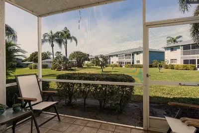 Image de Clean safe condo centrally located to hospitals, beach, downtown, and airport