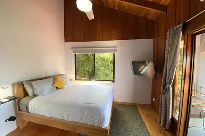 Image de City view for a cozy Bedroom for Two