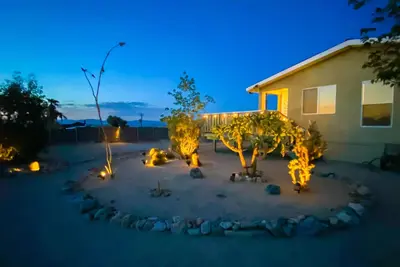 Image de Funky movie House, stunning views! 4 min to Joshua Tree park, Fire Pit & Pool