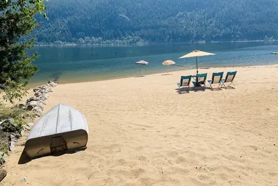Image de Nelson Beach Chalet 5 Bedroom Waterfront House