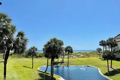 Image de Enjoy Free Fun during your stay at this spacious condo with water views and southern exposure.