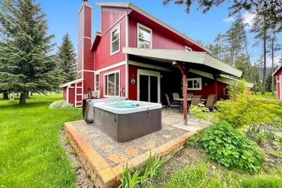 Image de Country Living in the Mountains with a Hot Tub!