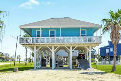 Cute Coastal Beach Cottage, Views of Gulf & Bay!