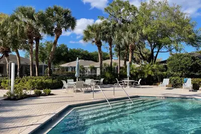 Image de Serene 3bd\/2ba Home w\/ Lanai overlooking Coconut Trees: 9 Mi to Beach!