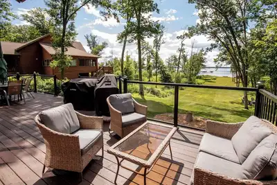 Image de Sunroom-Game room- Family Room- Kayaks, Games, Water Toys, Beach & Dock!