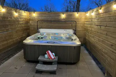 Image de Stylish Home Lrg Yard w/games, Grill & Hot Tub
