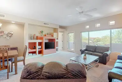 Image de Updated desert gem with pool, high-speed WiFi & W/D - snowbird-friendly
