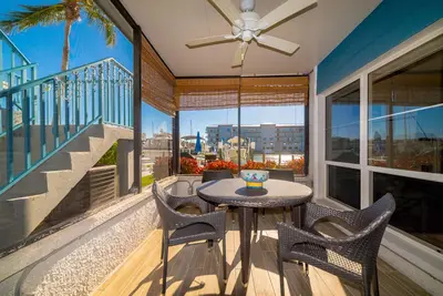 Image de Updated One Bedroom, Waterfront Condo In The Fabulous Madeira Beach Yacht Club
