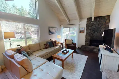 Modern Spa-Side Condo with A/C & Bbq Grill