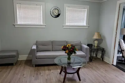 Image de Spacious Duplex- Mins from Downtown & Highway