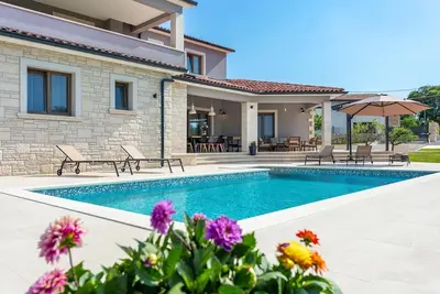 Image de Maison de vacances Nedescina pour 1 - 8 personnes avec 3 chambres à coucher - Maison de vacances