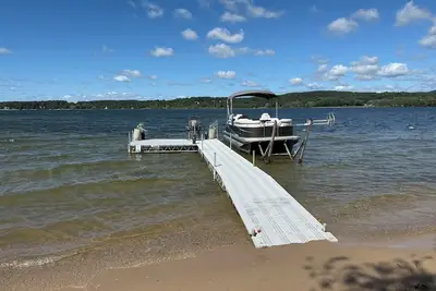 Image de Private Dock & Beach on Lake Charlevoix / Pontoon Rental / GolfCart / Rv Parking