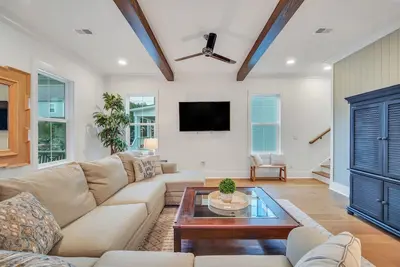 Image de Brand New Home in Old Town Bluffton. Walk to Promenade and May River