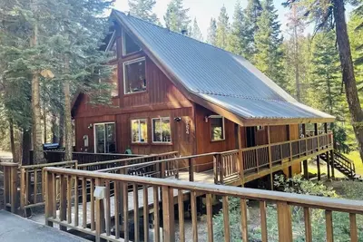 Image de 3br chalet with Wfh spaces, hot tub & Ev charger