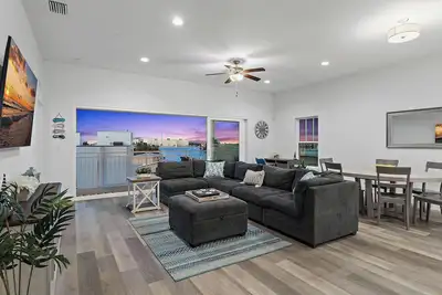 Image de Exclusive Penthouse Footsteps from Madeira Beach! 3br/3ba with a Heated Pool!
