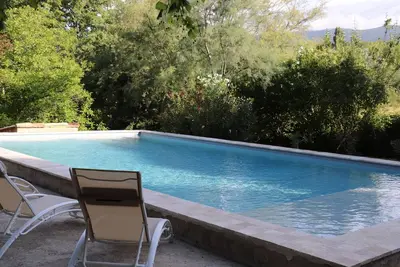 Image de Luberon maison au calme entre vignes et oliviers