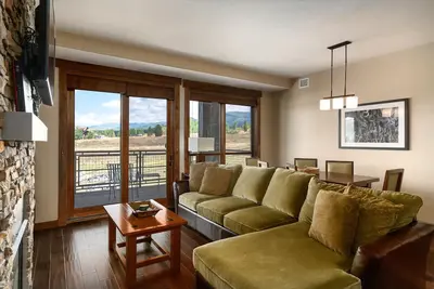 Image de Larkspur, Gondola to sweep you to the Base Area, Pool/Hot Tubs, Amenities Galore!