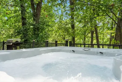 Image de Near Big Cedar! Real LogCabin! Private Hottub! Free Tickets