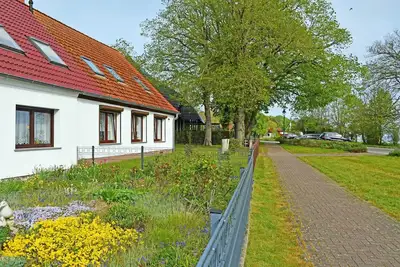 Image de Vacation apartment with sitting area in the garden on the Bodden in Ralswiek - Holiday apartment with