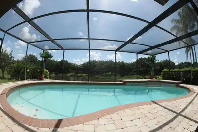 Image de Siesta Key Serenity: Home with Heated Pool, Pond View Oasis in Heart of Sarasota