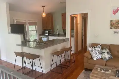 Image de Beautiful Roser Park Cottage - Walk to Downtown - 15 min Drive to Beaches