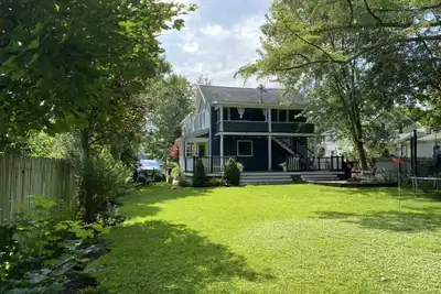 Image de In Town! Walk to Broadway, Spac, track! Pet Friendly!