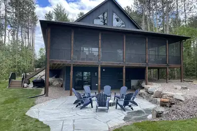 Image de Sandalwood Retreat on Round Lake - Waterfront property with screened porch 
