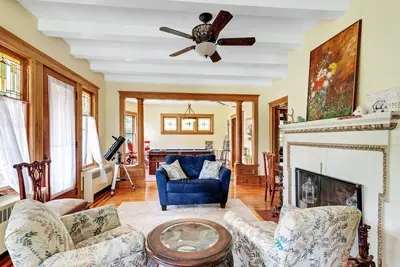 Image de Spacious Victorian Home With Mountain Views And Lots Of Fun Extras! ! by RedAwning