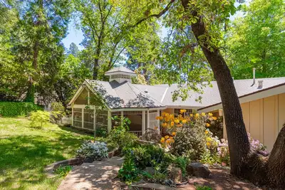 Image de The Eclipse House: Escape to the Trees
