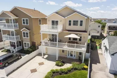 Image de One week left summer 2025! Beautiful 5 bed 4-1/2 baths w/ Elevator! Beach Block