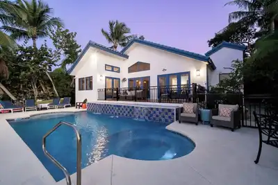 Image de \"Casa Azul Villa\" - Beautiful Spacious Home with Private Pool, Dock, kayaks