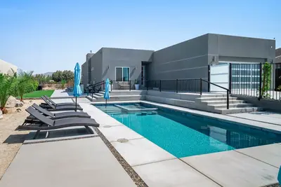 Image de Modern Desert Oasis – Pool, Spa and Mountain Views