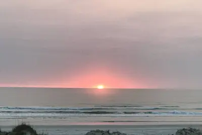 Image de Your Beach Get Away Awaits. Long term renters but three months minimum.