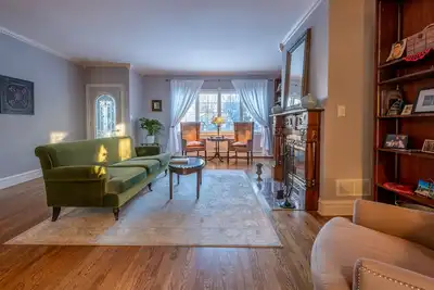 Image de Elegantly decorated spacious 4 bedroom, 5 bathroom home in historic Oak Park