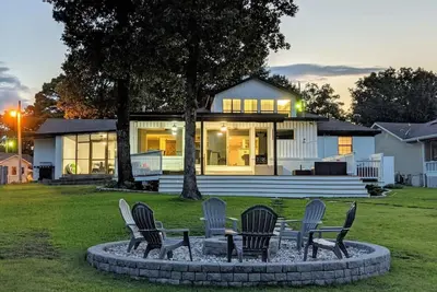 Image de Lu Juan Pt. · A Shore Thing-Lakefront/Hot Tub/? pit/ Movie Room