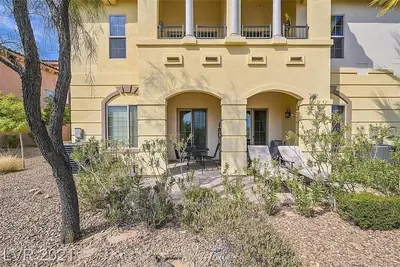 Image de Condo at Prestigious gated V community