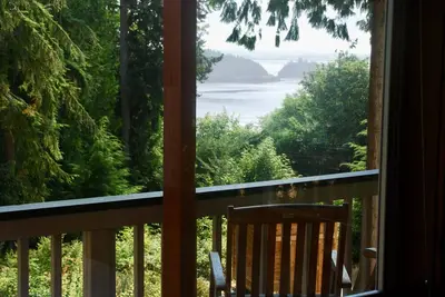 Image de Your Island View Perch to Watch Boats and Birds from 2 Decks - On Guemes Island