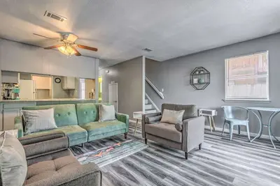 Image de Downtown Fort Walton Beach townhouse, only minutes from the beach.