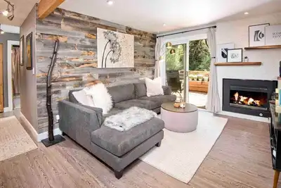 Image de Modern 2br/2ba Riverfront Condo – Walk to Beaver Creek Shuttle, Trails & Park