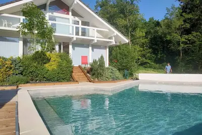 Image de Villa contemporaine avec piscine, spa et sauna au cœur d'une nature sauvage