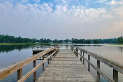 Image de 5 Bed 5 Bath Home in Resort with Boat Slip Gull Lake!